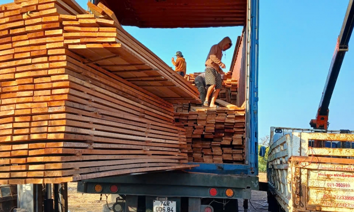 SÀN GỖ DẦU ĐỎ NGOÀI TRỜI