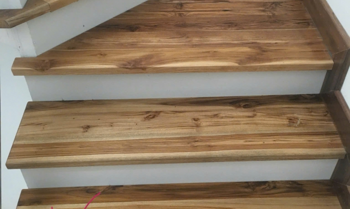 BẬC CẦU THANG TẾCH