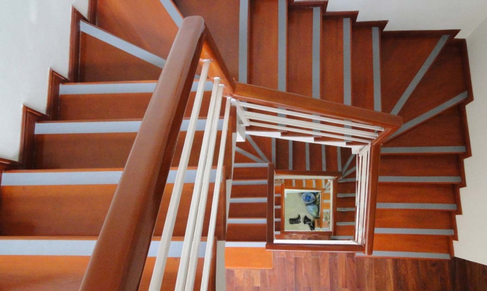 BẬC CẦU THANG CĂM XE