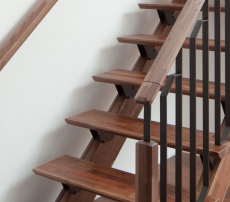 BẬC CẦU THANG TẾCH