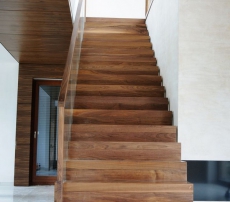 BẬC CẦU THANG TẾCH