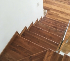 BẬC CẦU THANG TẾCH